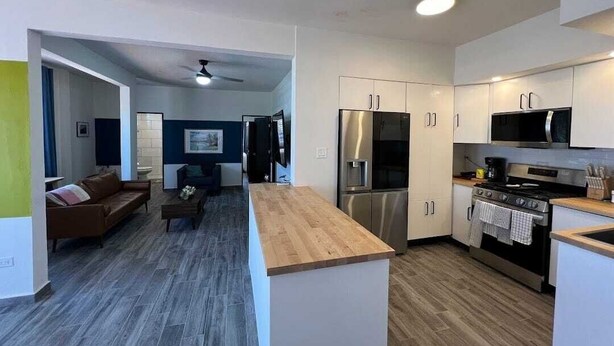 Coffee/tea maker, fridge, microwave, oven - Newly renovated 2-bed, 2-full bath condo with large pool, minutes from the beach (Carolina)