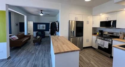 Newly renovated 2-bed, 2-full bath condo with large pool, minutes from the beach