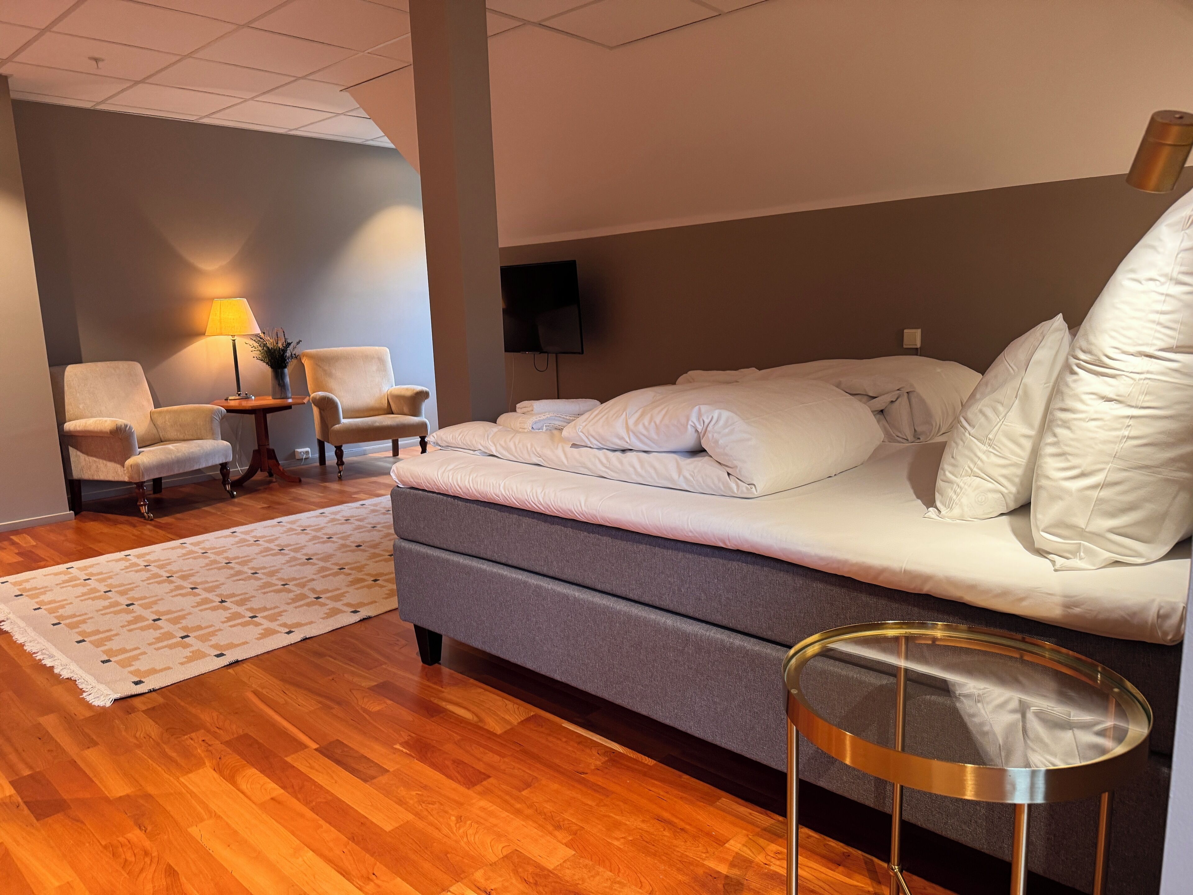 羽毛の掛け布団、ピロートップベッド、WiFi (無料)、ベッドシーツ