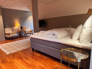 羽绒被、加厚床垫、免费 WiFi、床单