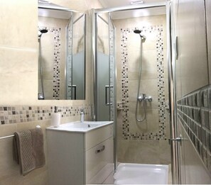 Regadera, secadora de cabello, bidet, toallas 