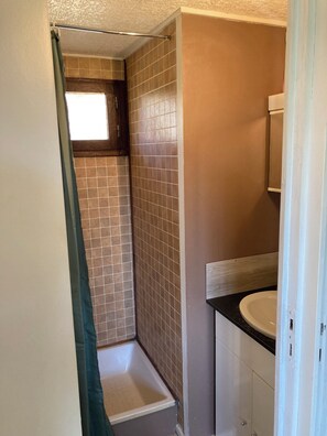HandtĂŒcher, Seife, Toilettenpapier