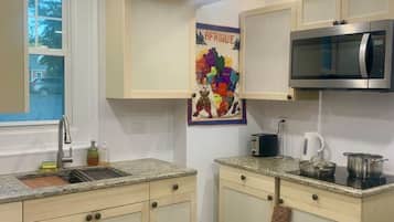 Micro-ondes, plaque de cuisson, cafetière/bouilloire, grille-pain