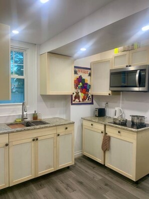 Mikroaaltouuni, liesi, kahvin-/teenkeitin, leivänpaahdin