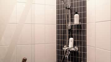 Apartemen | Kamar mandi | Shower, pengering rambut, handuk, dan sabun