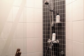 Apartamento | Banheiro | Chuveiro, secador de cabelo, toalhas de banho, sabonete