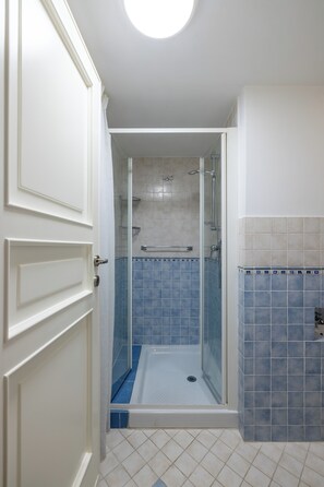 Dusche, Haartrockner, Bidet, Handtücher
