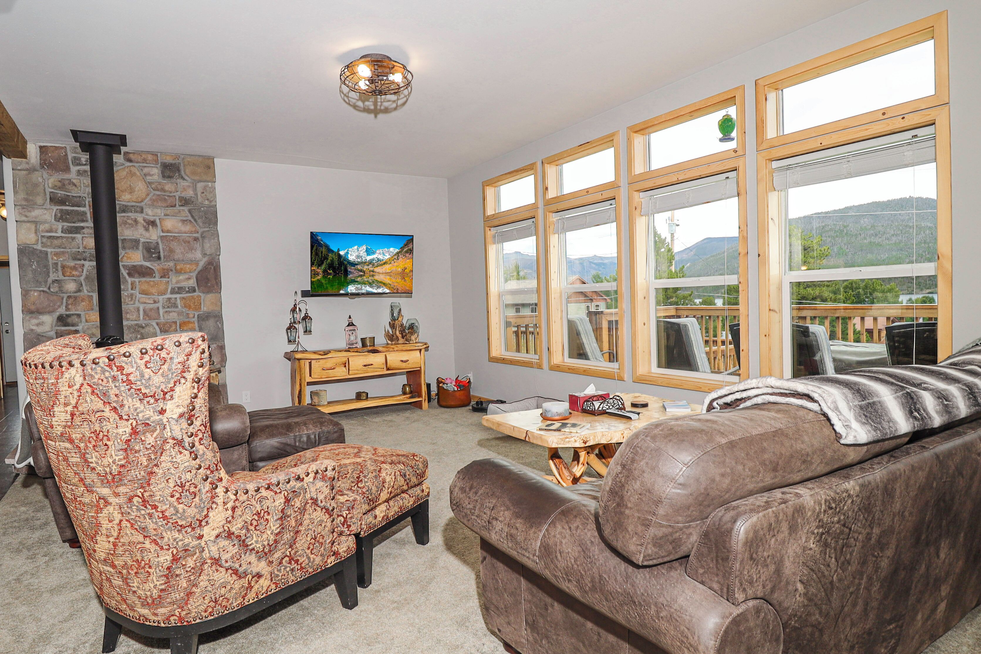 Smart TV, fireplace, stereo