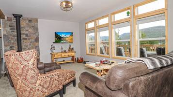 Smart TV, fireplace, stereo