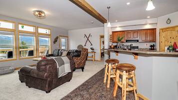 Smart TV, fireplace, stereo