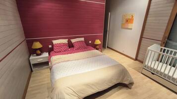 3 makuuhuonetta, silitysrauta/-lauta, ilmainen Wi-Fi