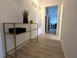 Interior - Komfortable Wohnung mit Terrasse, WLAN, EBK, Disney plus, 24h Self-check-in (Bremerhaven)