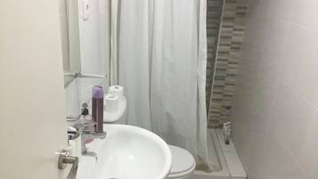 Een haardroger, zeep, shampoo, toiletpapier