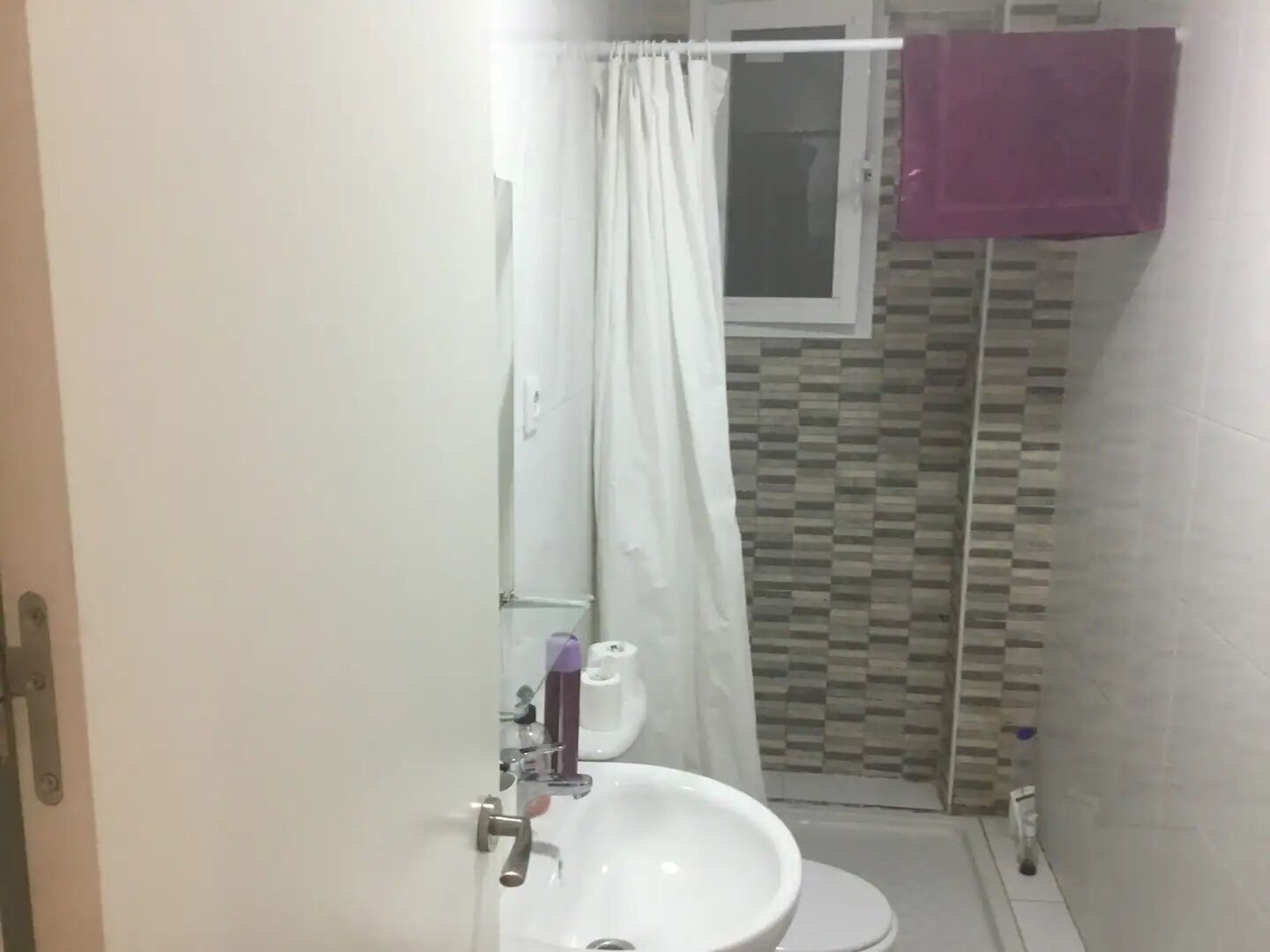 Een haardroger, zeep, shampoo, toiletpapier