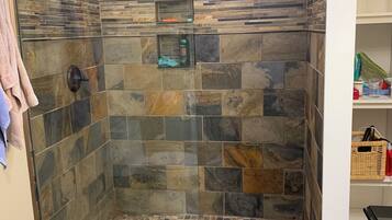 Ducha, toallas, jabón, papel higiénico