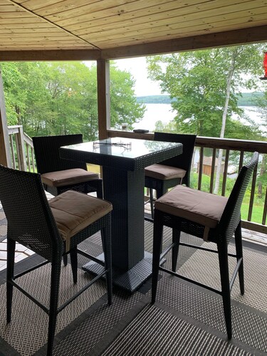 Waterfront 2-bedroom  house with high speed internet 20 minutes from Mahone Bay.