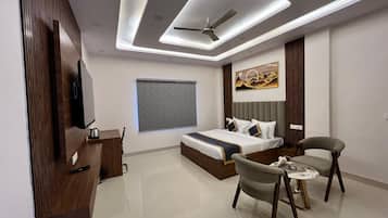 Deluxe Double or Twin Room | Meja, ruang kerja komputer riba, Wi-fi percuma