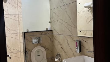 Phòng đôi hoặc 2 giường đơn Deluxe | Phòng tắm | Đồ dùng nhà tắm miễn phí, máy sấy tóc, khăn tắm, xà phòng