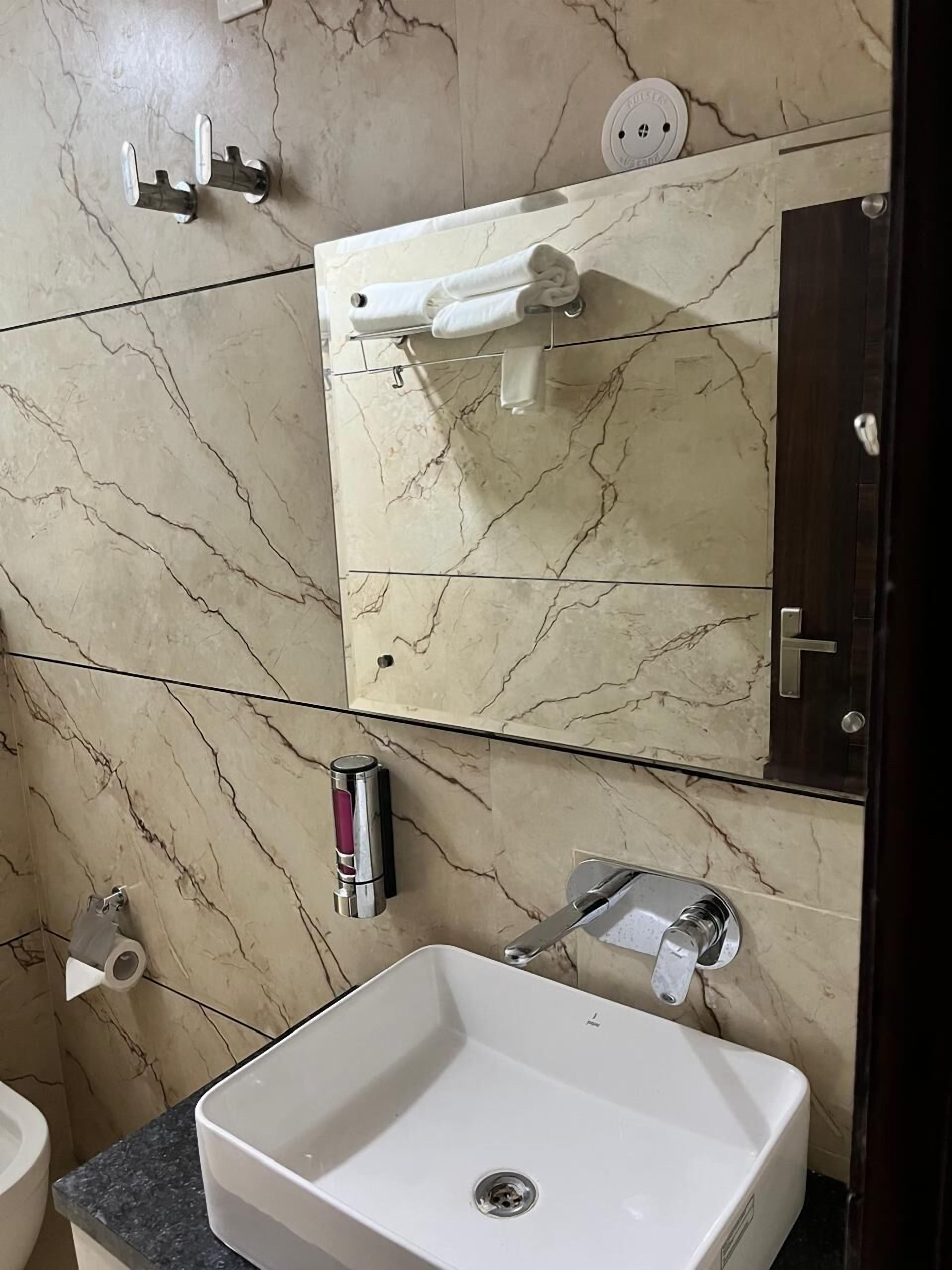 Camera Deluxe con letto matrimoniale o 2 letti singoli | Bagno | Set di cortesia gratuito, asciugacapelli, asciugamani, sapone