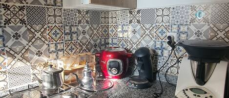 Fridge, oven, stovetop, coffee/tea maker
