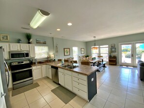 Frigorífico, microondas, horno y placa de cocina