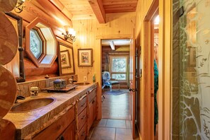 Douche, sèche-cheveux, serviettes fournies