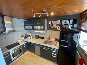 Jääkaappi, mikroaaltouuni, uuni, liesi