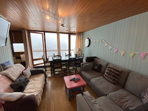 Smart TV, DVD player, stereo