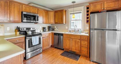 Charming Kalamazoo Home w/ Yard: 1 Mi to Downtown!