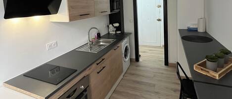 Een koelkast, een microgolfoven, een oven, een kookplaat