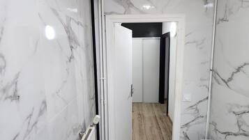 Sèche-cheveux, serviettes fournies, savon, shampoing