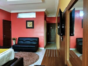 Chambre Deluxe, balcon, vue sur la ville | Bureau, espace de travail pour ordinateurs portables