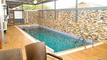 Swim-up bar
