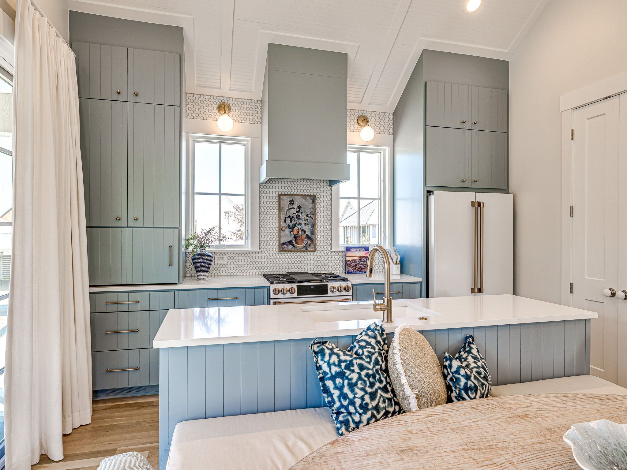 Refrigerador, microondas, cafetera y tetera y tostadora 