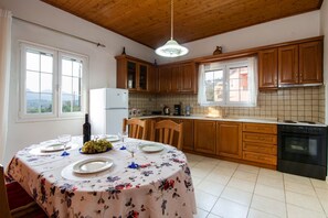 Køleskab, ovn, kaffe-/temaskine, brødrister