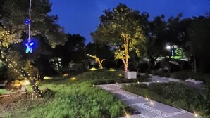 A pathway in a park with trees and lights. - Suzhou Sanshan Island Zaidong Farm Boutique Homestay (Suzhou)