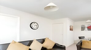 TV, offices - Modern 1-Bed Serviced Apartment | Free Parking | 5 Mins to Chatham Station (Chatham)