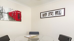 Interior - Modern 1-Bed Serviced Apartment | Free Parking | 5 Mins to Chatham Station (Chatham)