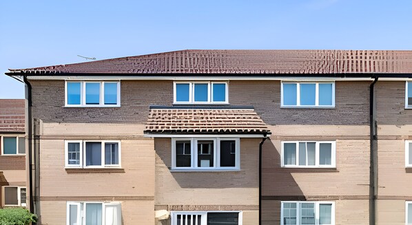 Exterior - Modern 1-Bed Serviced Apartment | Free Parking | 5 Mins to Chatham Station (Chatham)