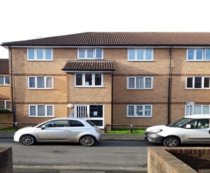 Exterior - Modern 1-Bed Serviced Apartment | Free Parking | 5 Mins to Chatham Station (Chatham)