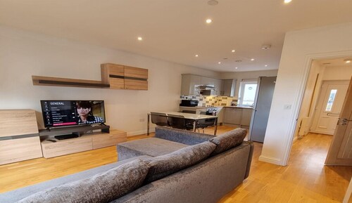 Stylish 2-Bed House | Gated Community | Garden & Netflix