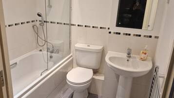 Secador de cabelo, toalhas de banho