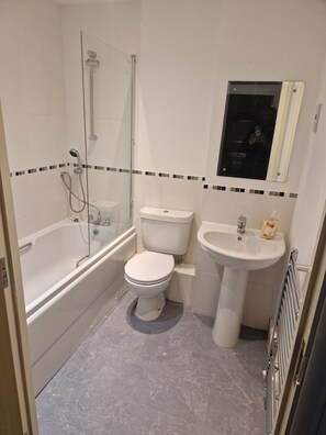 Hair dryer, towels - Stylish 2-bedroom haven, perfect for relaxation and comfort during your stay (Northfleet)