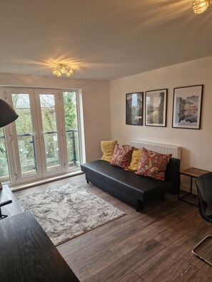 Smart TV, offices - Stylish 2-bedroom haven, perfect for relaxation and comfort during your stay (Northfleet)
