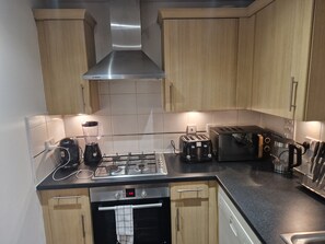 Fridge, microwave, oven, stovetop - Stylish 2-bedroom haven, perfect for relaxation and comfort during your stay (Northfleet)