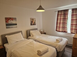 2 bedrooms, iron/ironing board, free WiFi, bed sheets - Stylish 2-bedroom haven, perfect for relaxation and comfort during your stay (Northfleet)