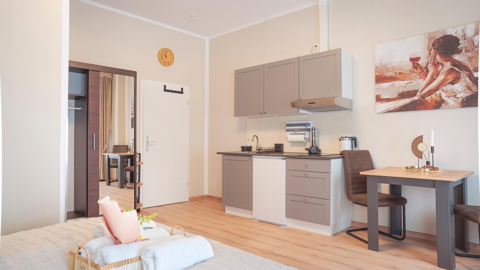 Un espacio habitable compacto con kitchenette, comedor y dormitorio.