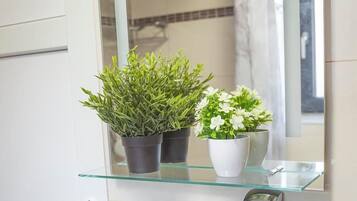 Suite, eigenes Bad | Badezimmer | Dusche, Haartrockner, Handtücher