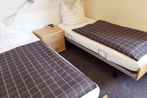 1 bedroom, desk, WiFi, bed sheets