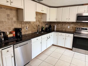 Fridge, microwave, oven, stovetop - 4BR Naples Getaway – Pool, Gazebo & Near Beach (Naples)